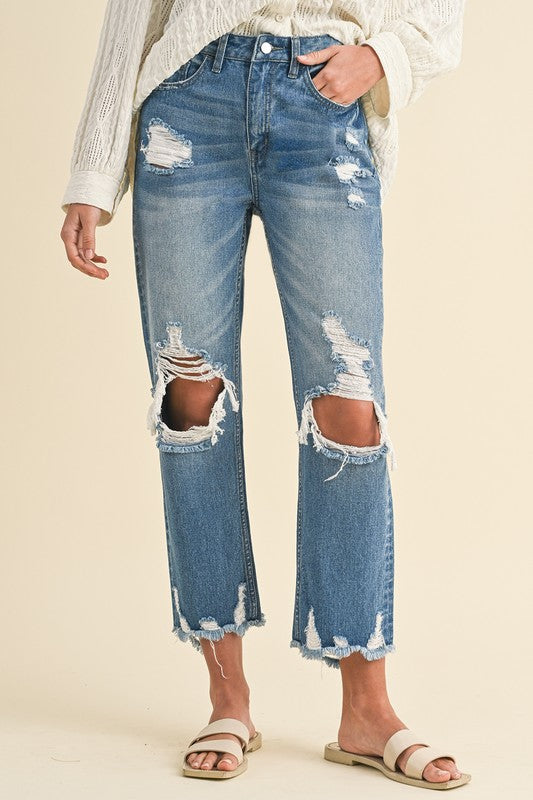 Effortlessly Chic Distressed Raw Hem Cropped Jeans