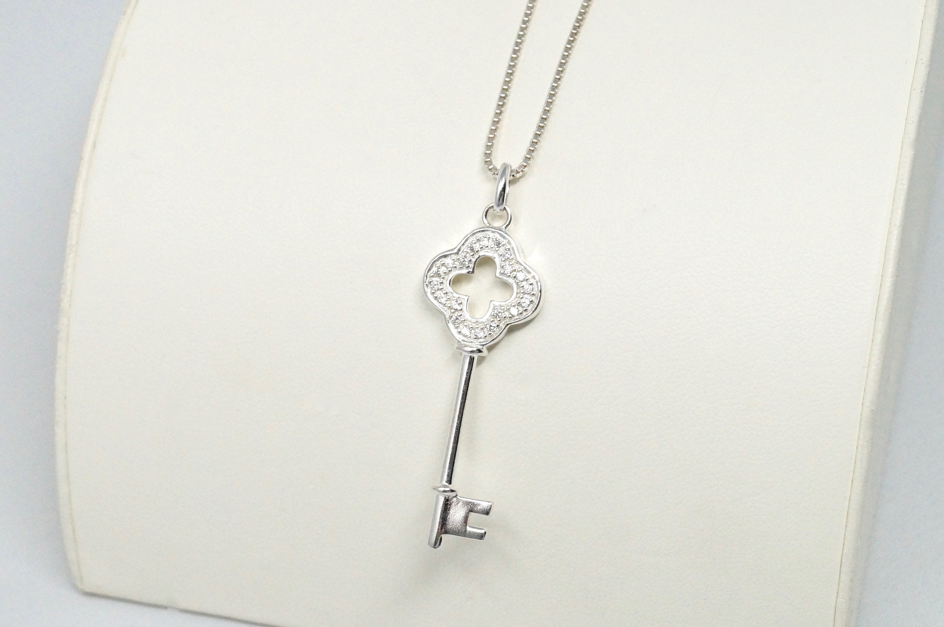 STUNNING Vintage Cz Accented Royal Key Sterling Silver Necklace 16&amp;quot; -