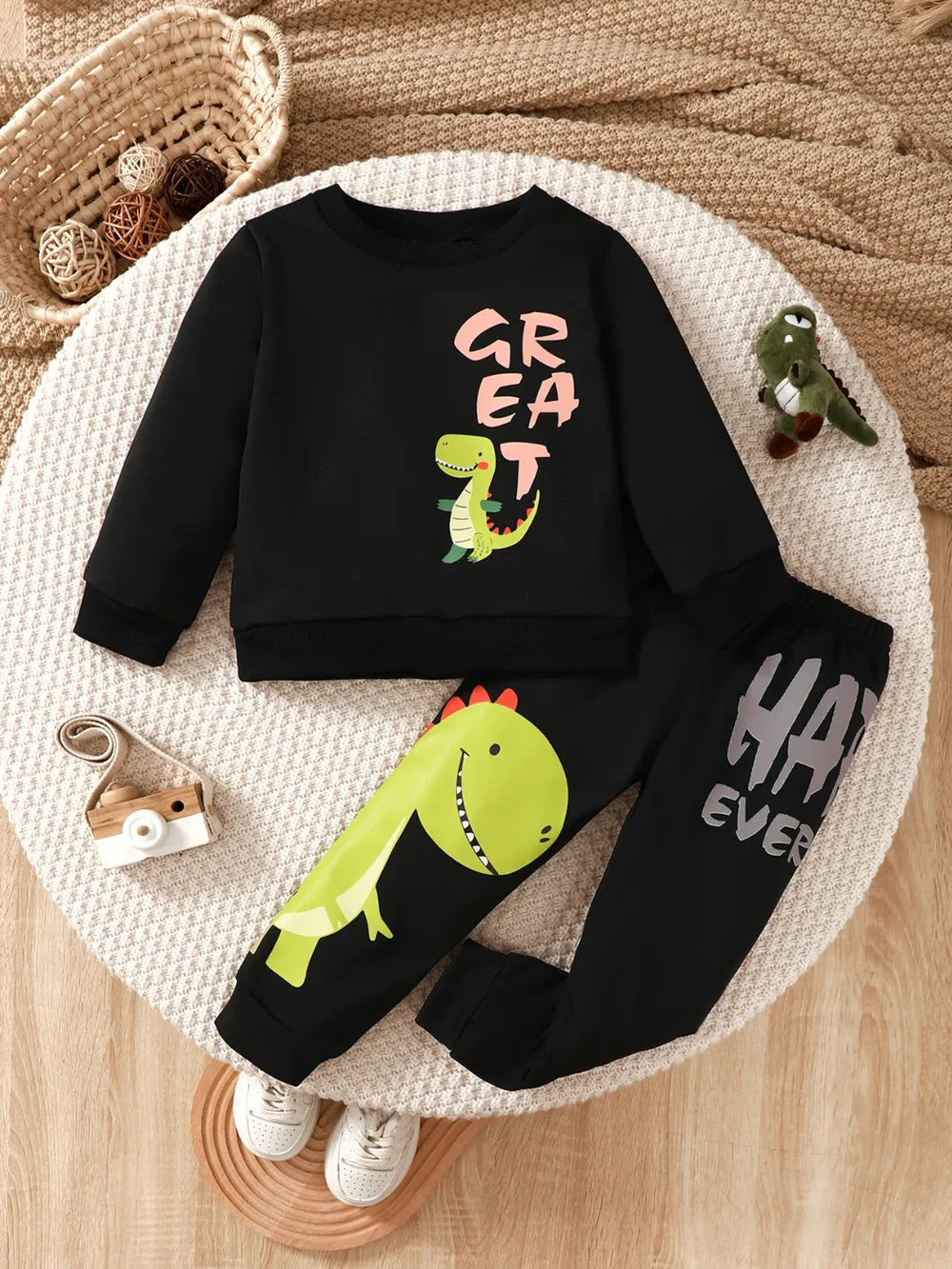 Children&amp;#39;s Dinosaur Graphic Sweatshirt and Pants Set