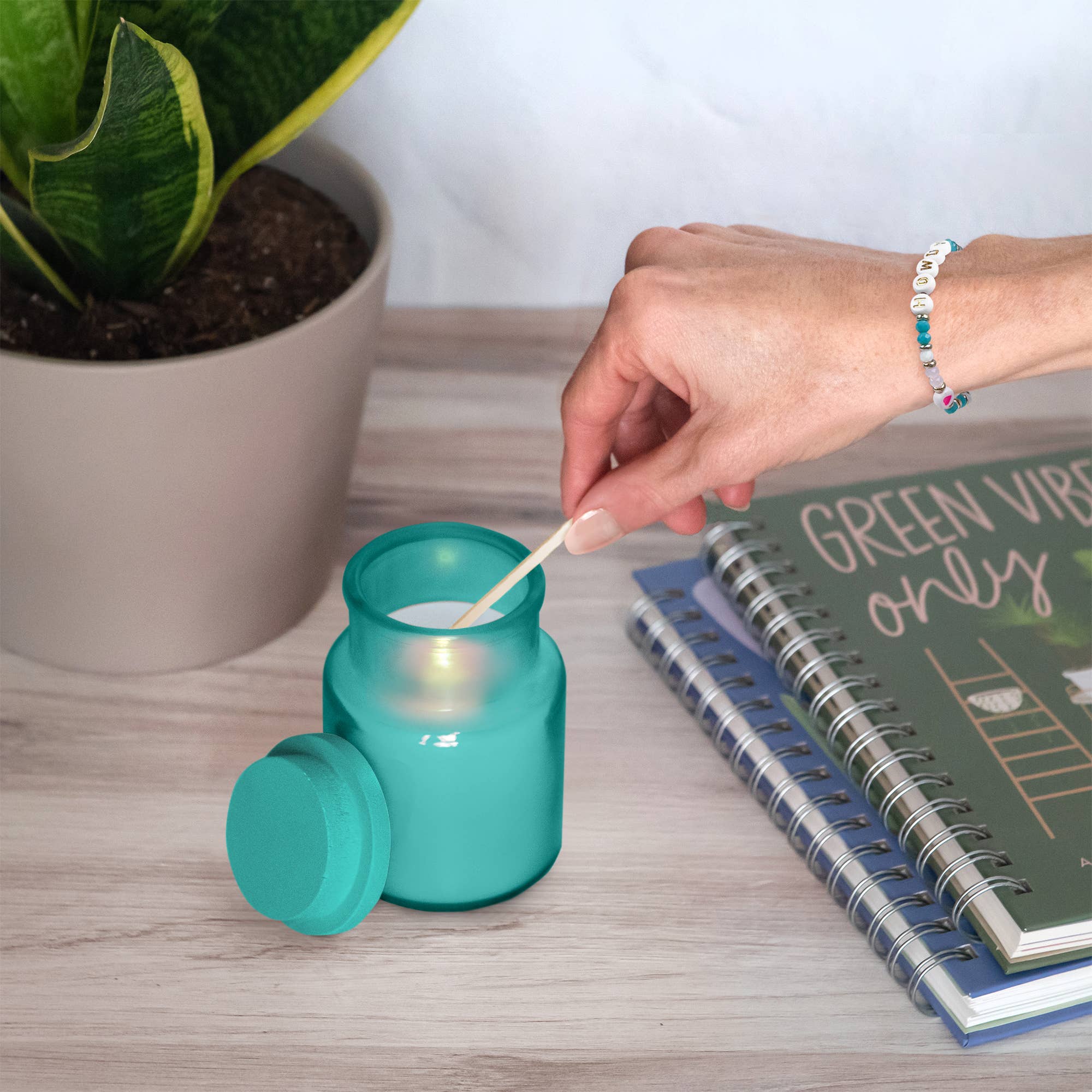 Best Friend Gift Candle &amp;amp; Friendship Bracelet Set - 4 Colors and Phrases