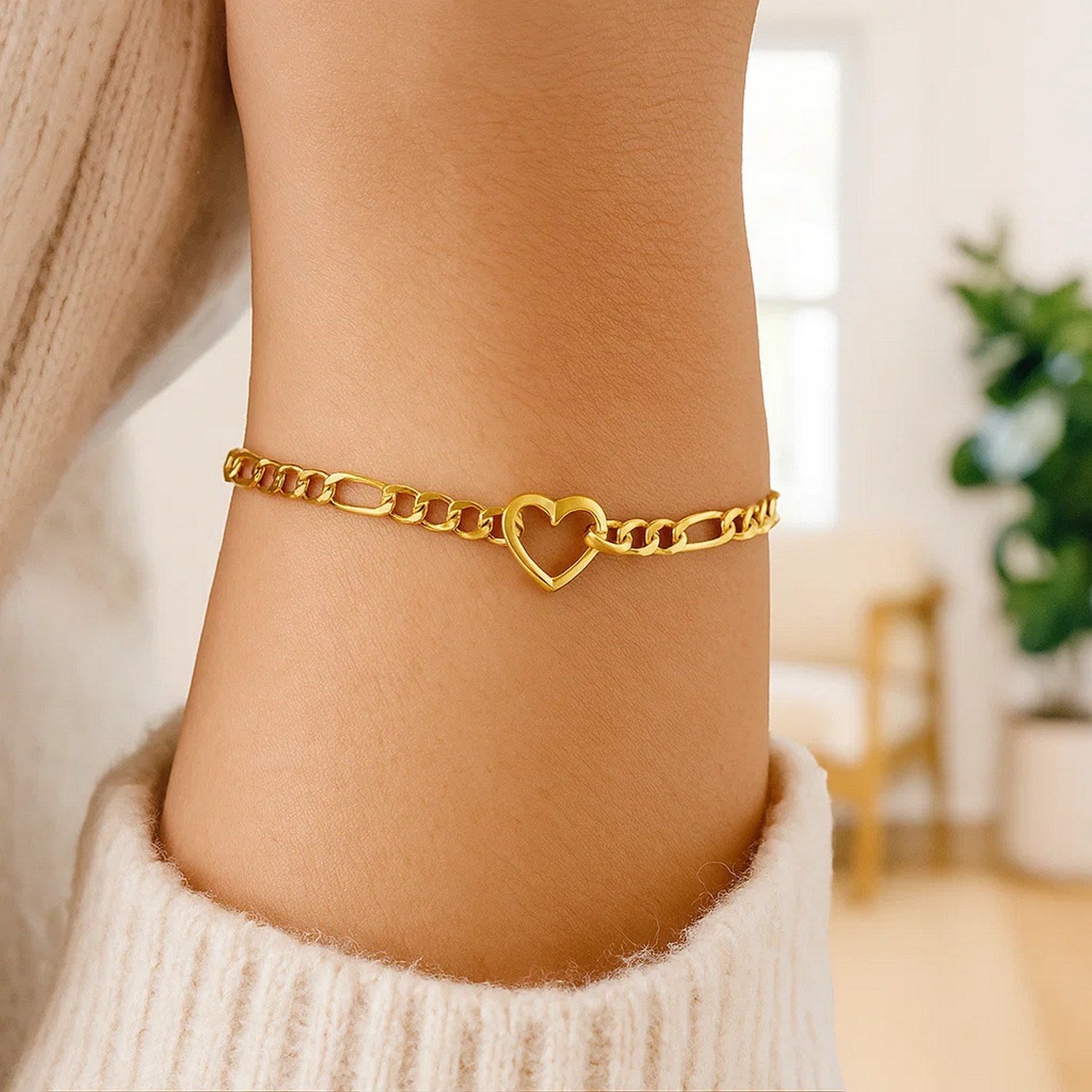 14k Yellow Gold 7 inch Figaro Chain Bracelet with Heart (4.50 mm)