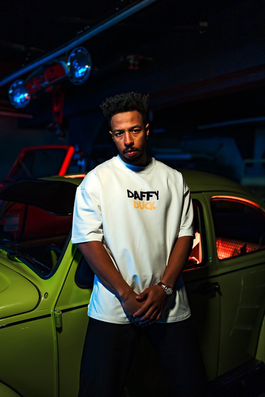 Daffy Duck GROVA T-Shirt - Stylish Cartoon Graphic Tee