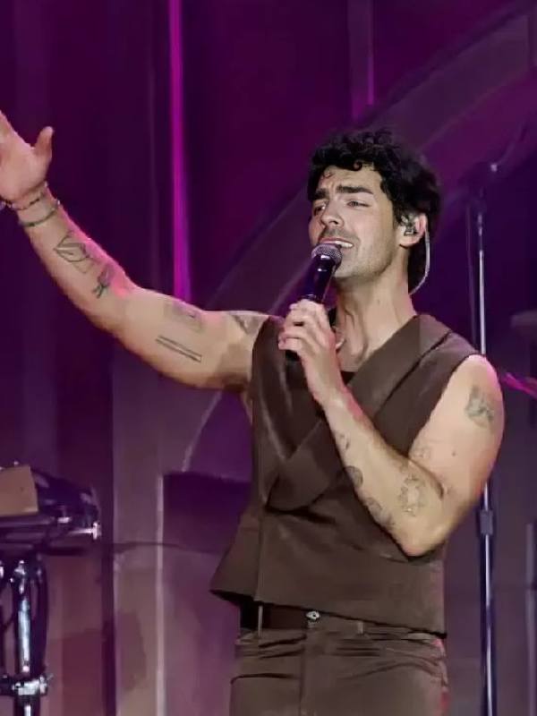 Joe Jonas Hometown Tour 2025 Brown Vest