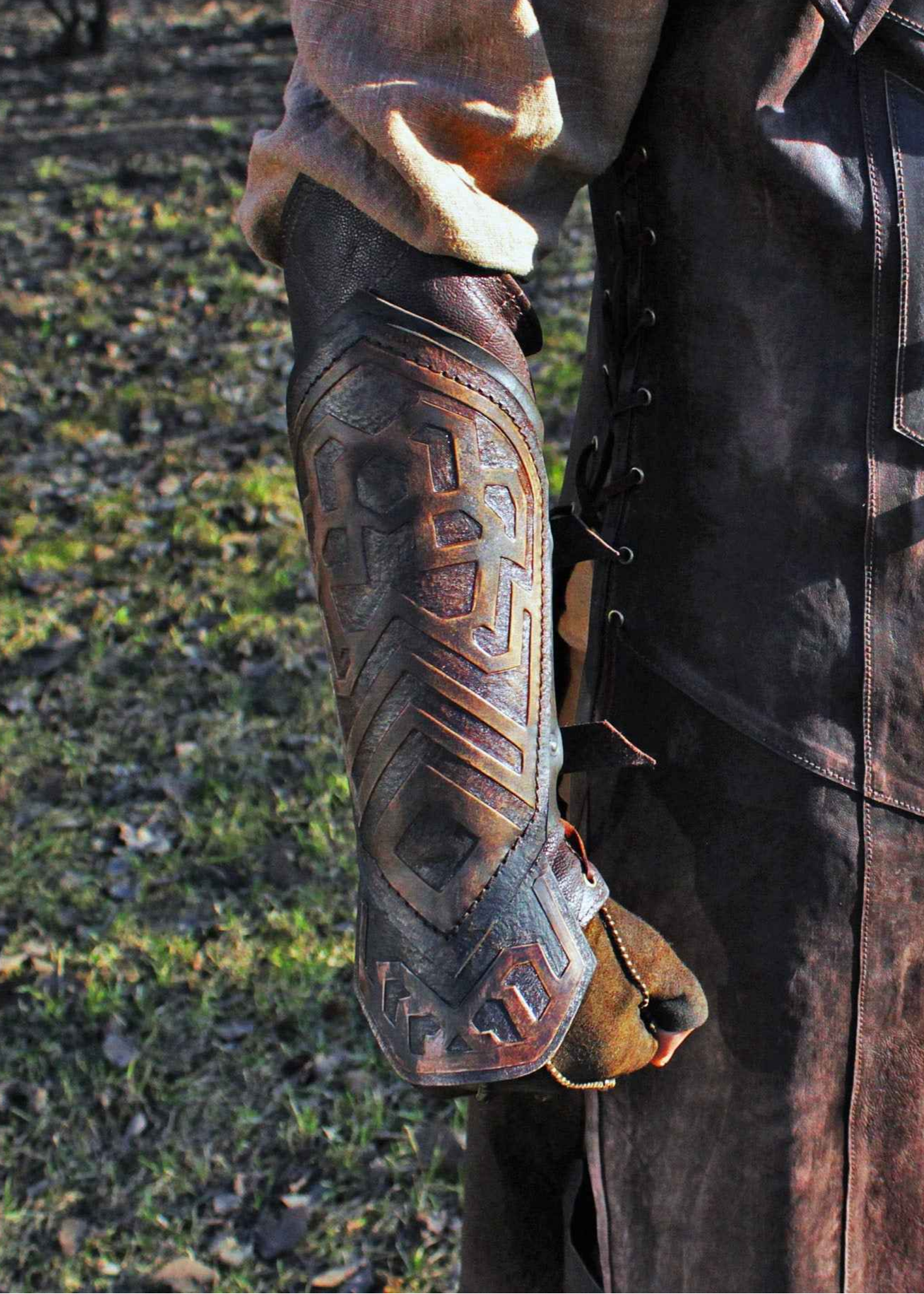 Thorin&amp;#39;s leather bracers (Lord of the Rings)