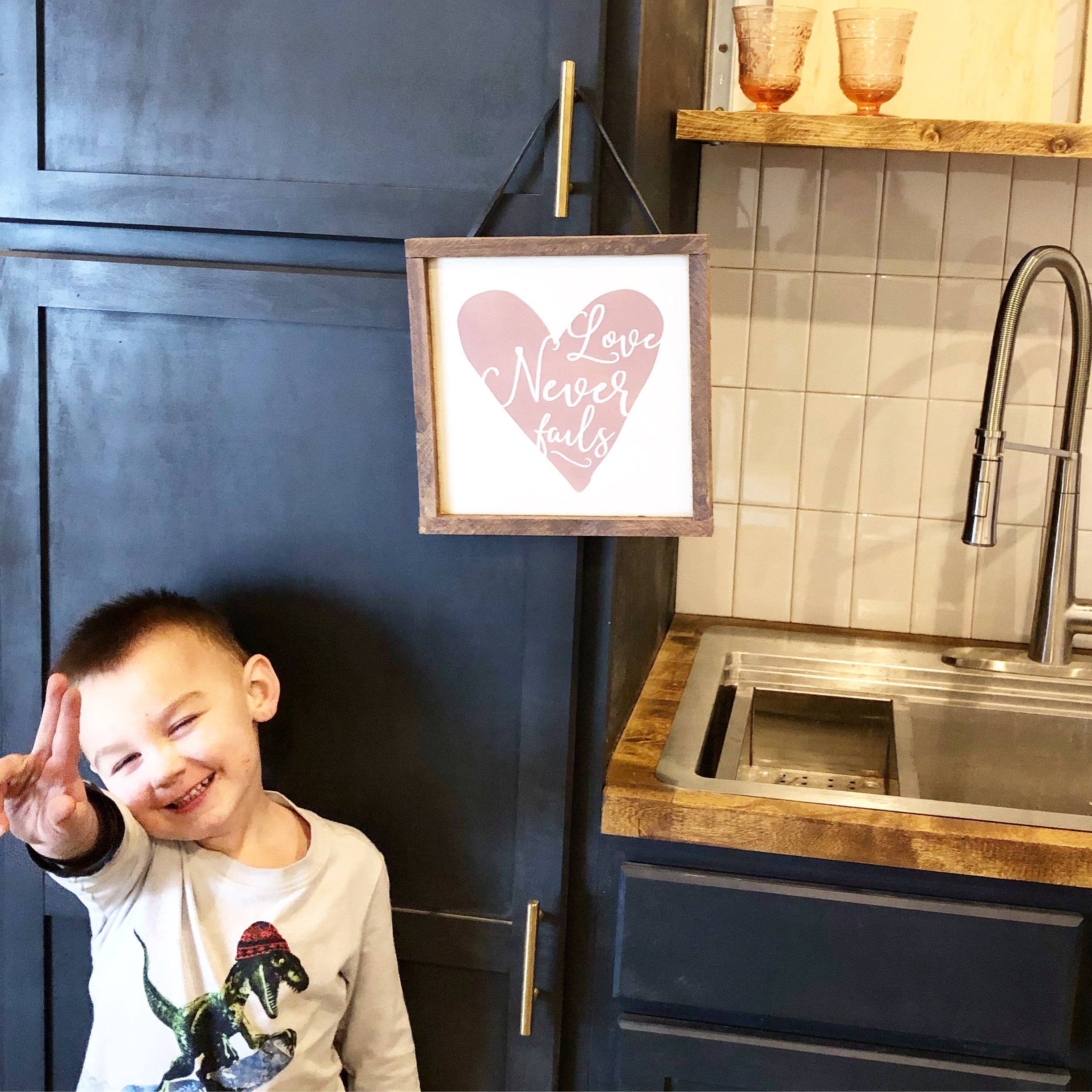 Love never fails framed wood art white/mauve/darkoil