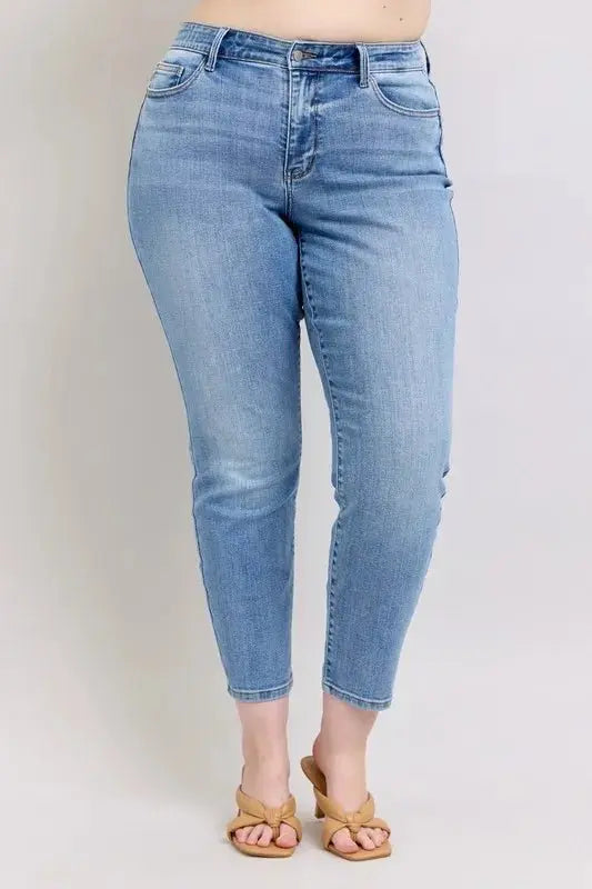 Judy Blue Vintage Wash Plus Size Women&#39;s Slim Jeans: Comfy &amp; Flattering
