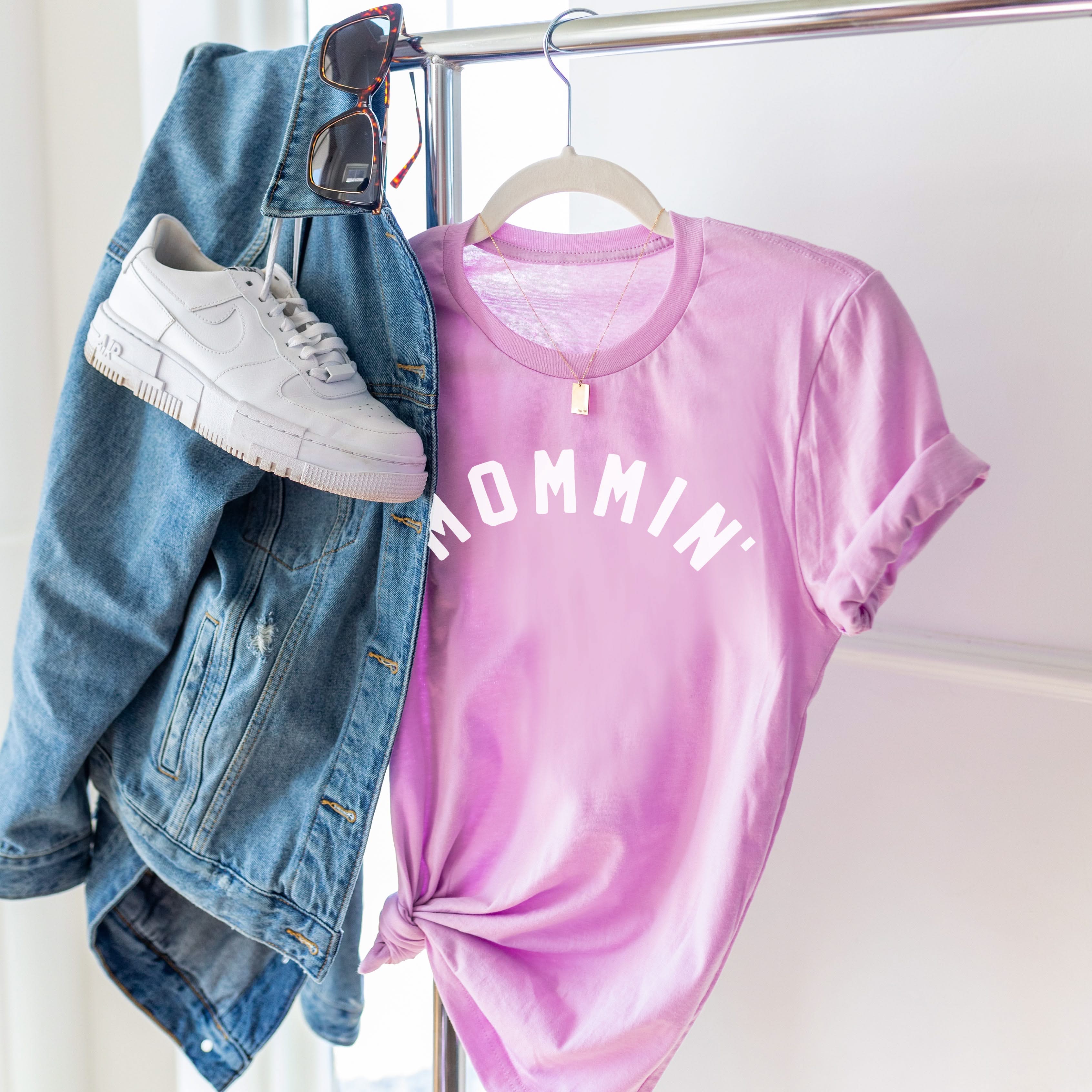 MOMMIN&amp;#39; - (Arched) - Unisex Tee