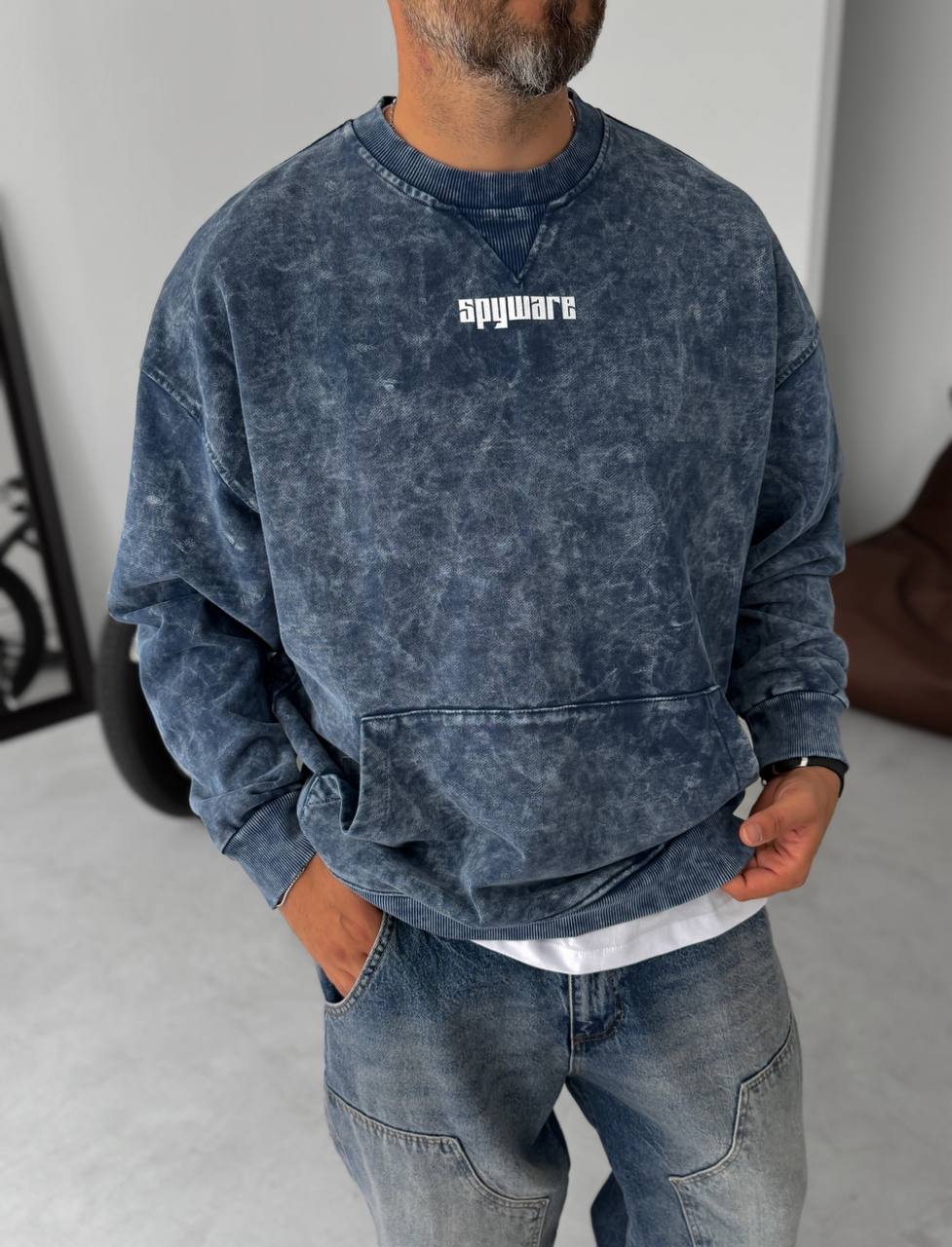 Unisex Oversize Sweatshirt with Pouch Pocket and Spray-Paint Design