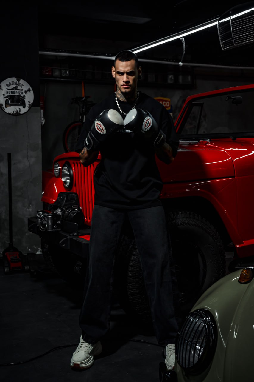 Champion&amp;#39;s Spirit Men&amp;#39;s Graphic Tee – Oversized Boxing-Inspired Streetwear