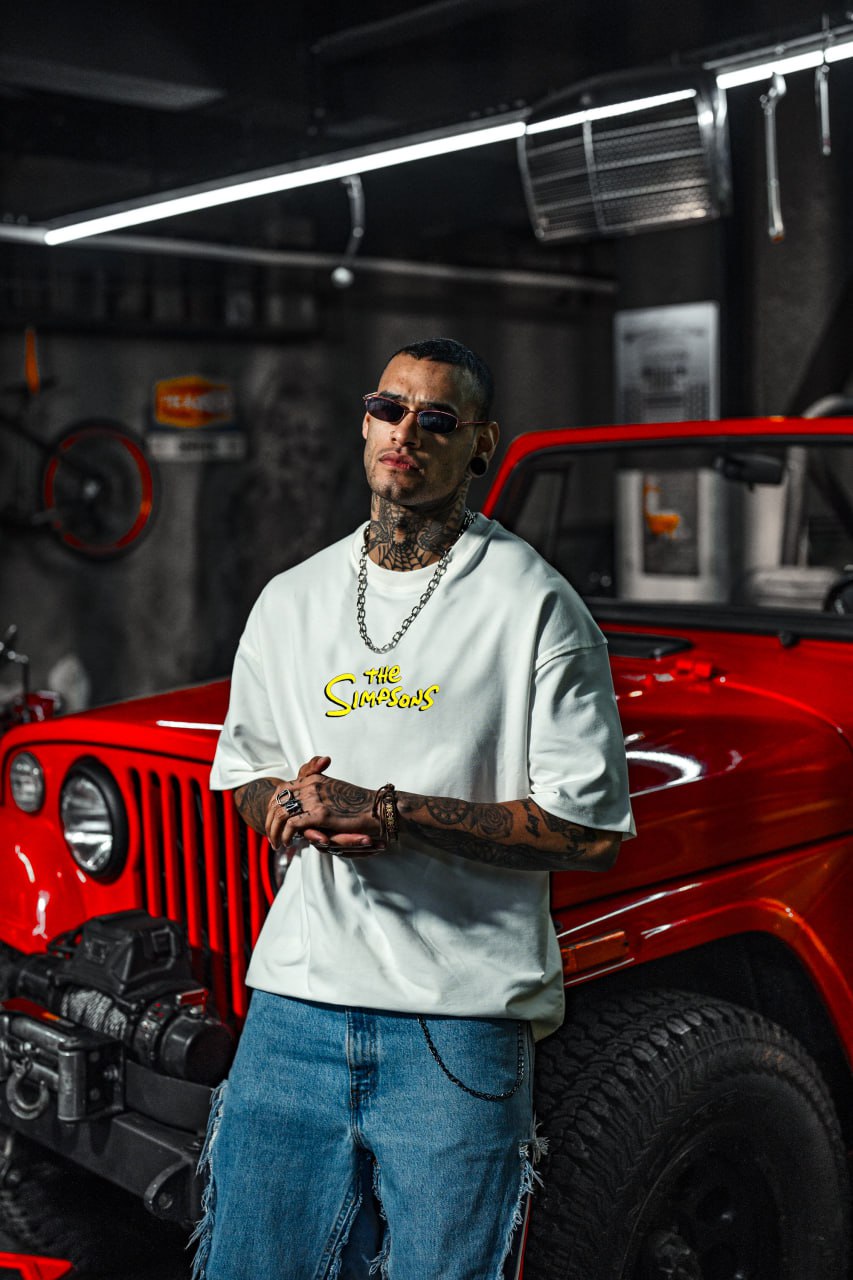 Mischief Icon Men&amp;#39;s Graphic Tee – Tattooed Character Streetwear with Attitude